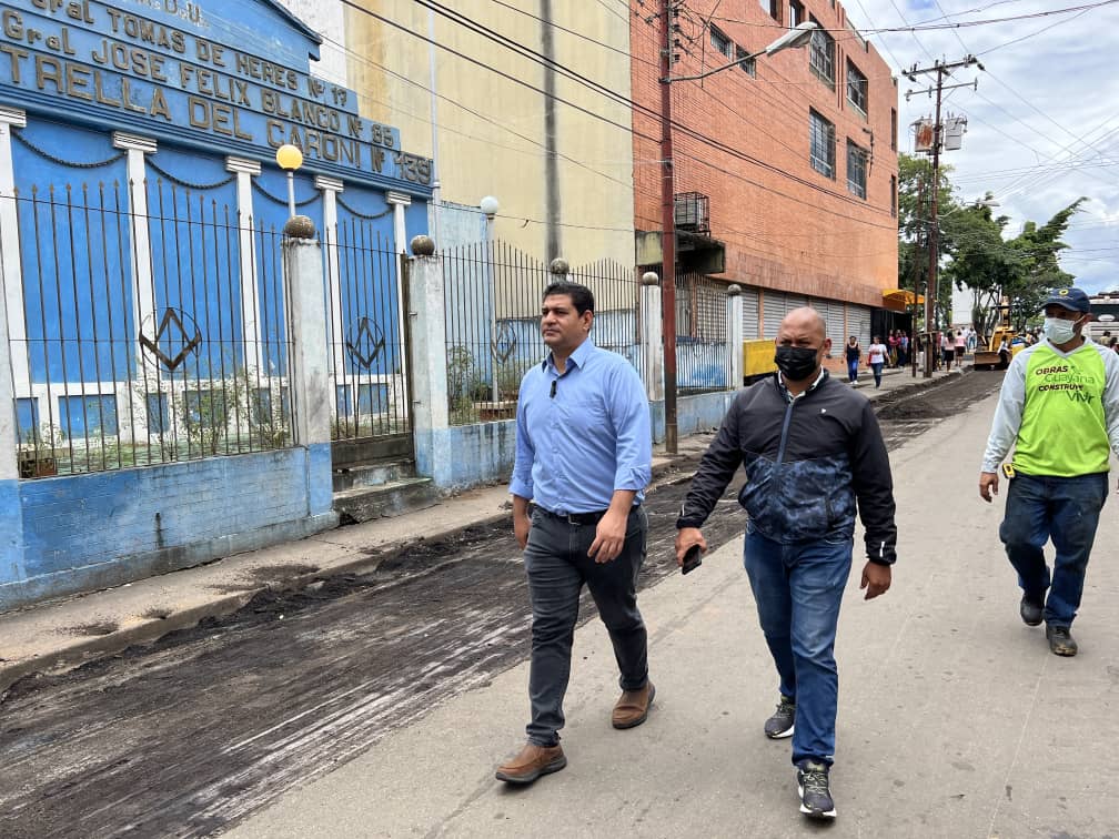 rehabilitando asfaltado de la calle mariño