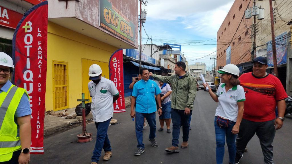 200 toneladas de asfalto se colocan en la calle cedeño de san felix