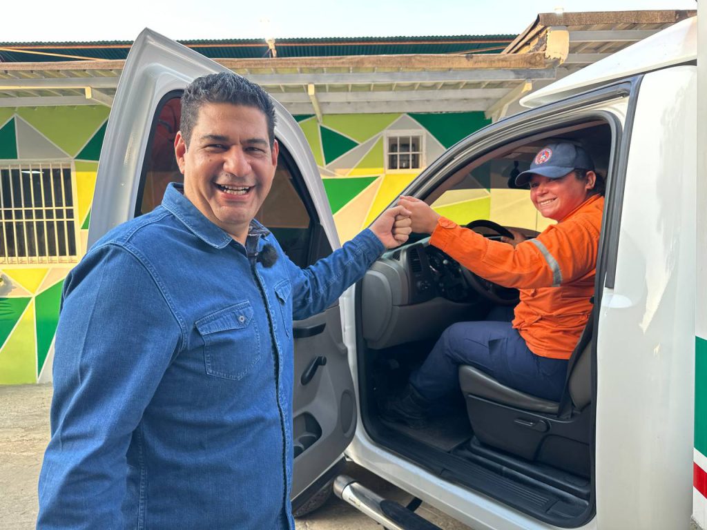 Oviedo entrega ambulancia