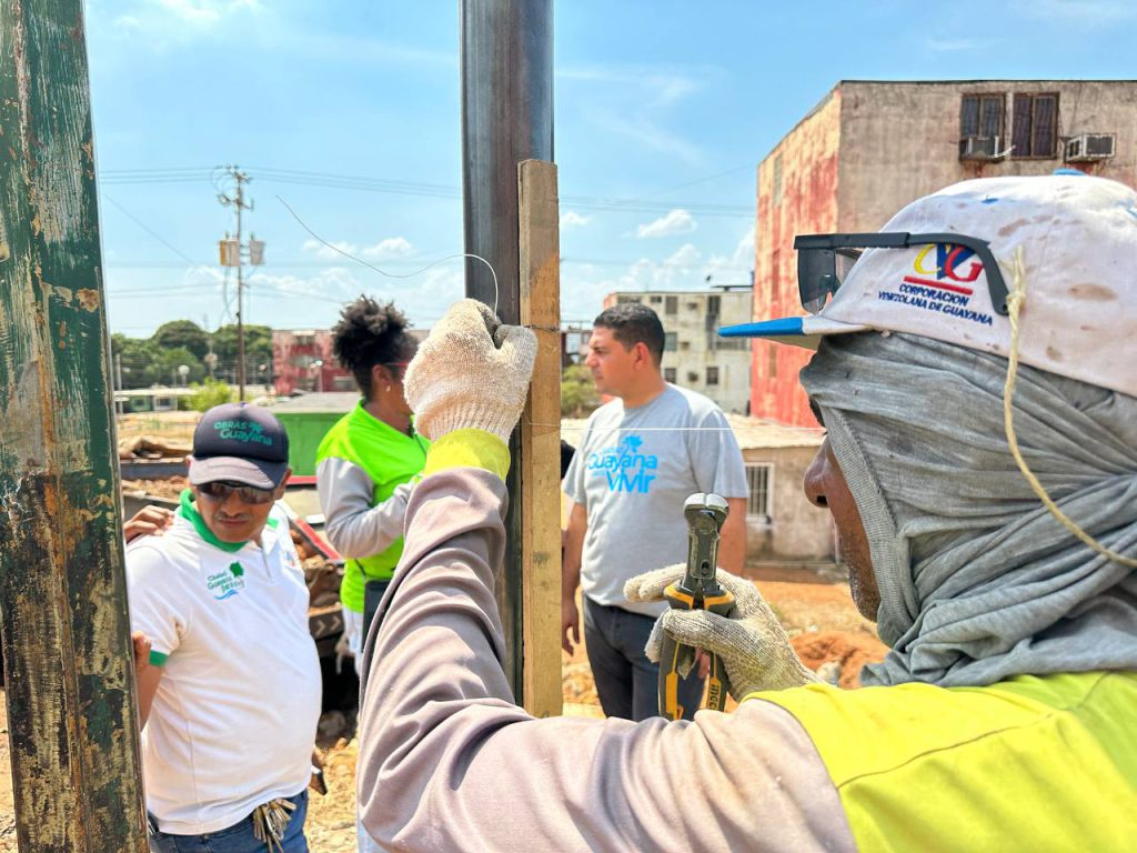 Alcalde Tito Oviedo inspeccionó junto al Poder Popular construcción de cancha en Los Alacranes