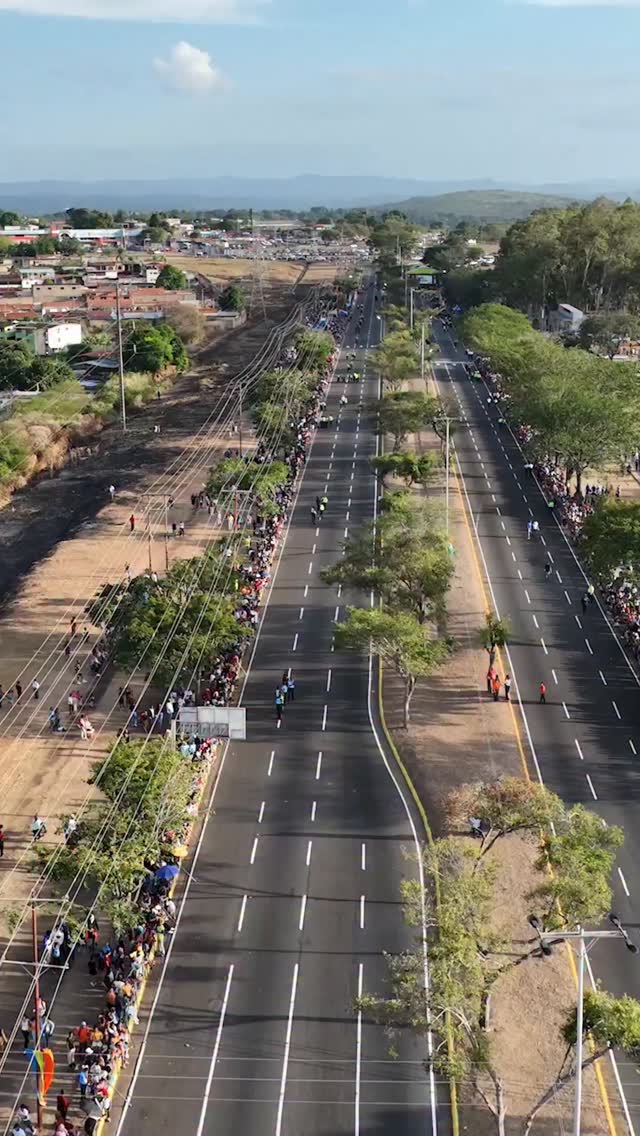 Con un despliegue masivo en la emblemática Avenida Gumilla, el pueblo guayanés reafirmó su compro...