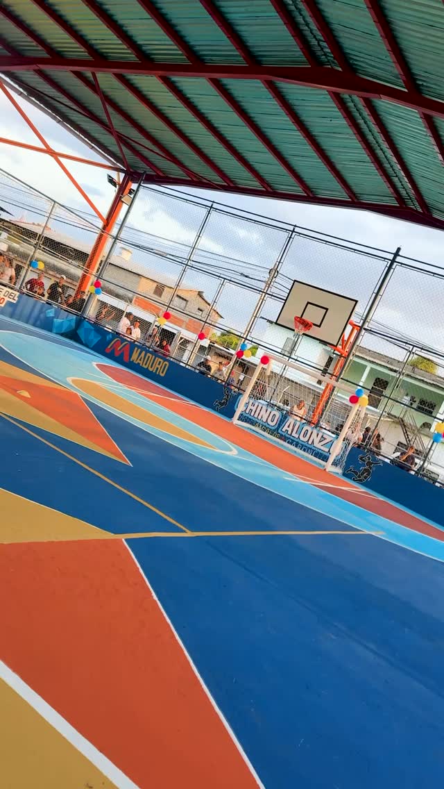 Con mucha alegría, inauguramos una cancha deportiva en Vista Alegre, rindiendo un homenaje a la tra...