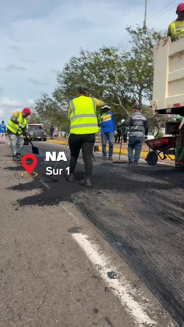 ​¡Seguimos en marcha! 

​Continuamos con las labores de asfaltado en la Av. Guayana, específic...
