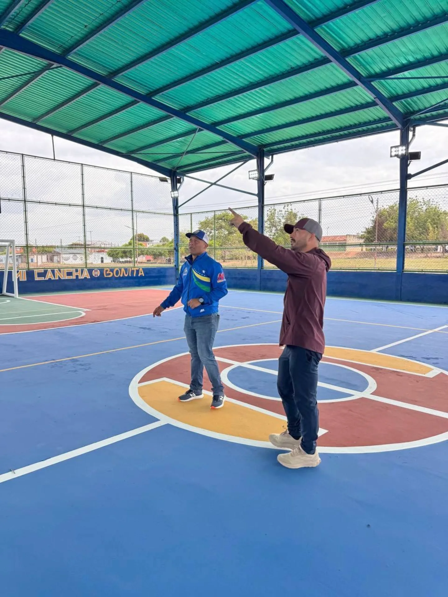Nuestros chamos de Inés Romero pronto contarán con una cancha techada de primera.

Hoy supervisamo...