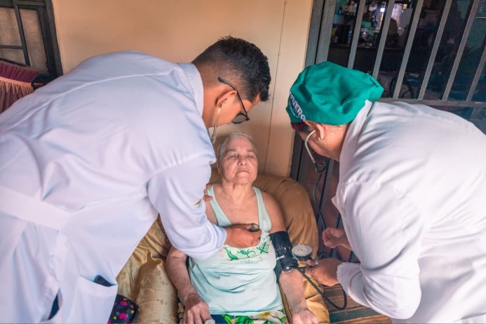 Detrás de cada puerta que tocamos con Salud va a tu casa, hay una historia, una abuelita que nos re...