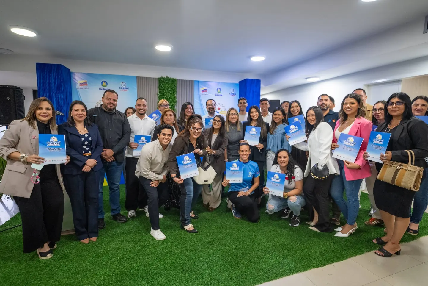 Nos llena de orgullo entregar 134 nuevas licencias de actividades económicas a emprendedores y come...