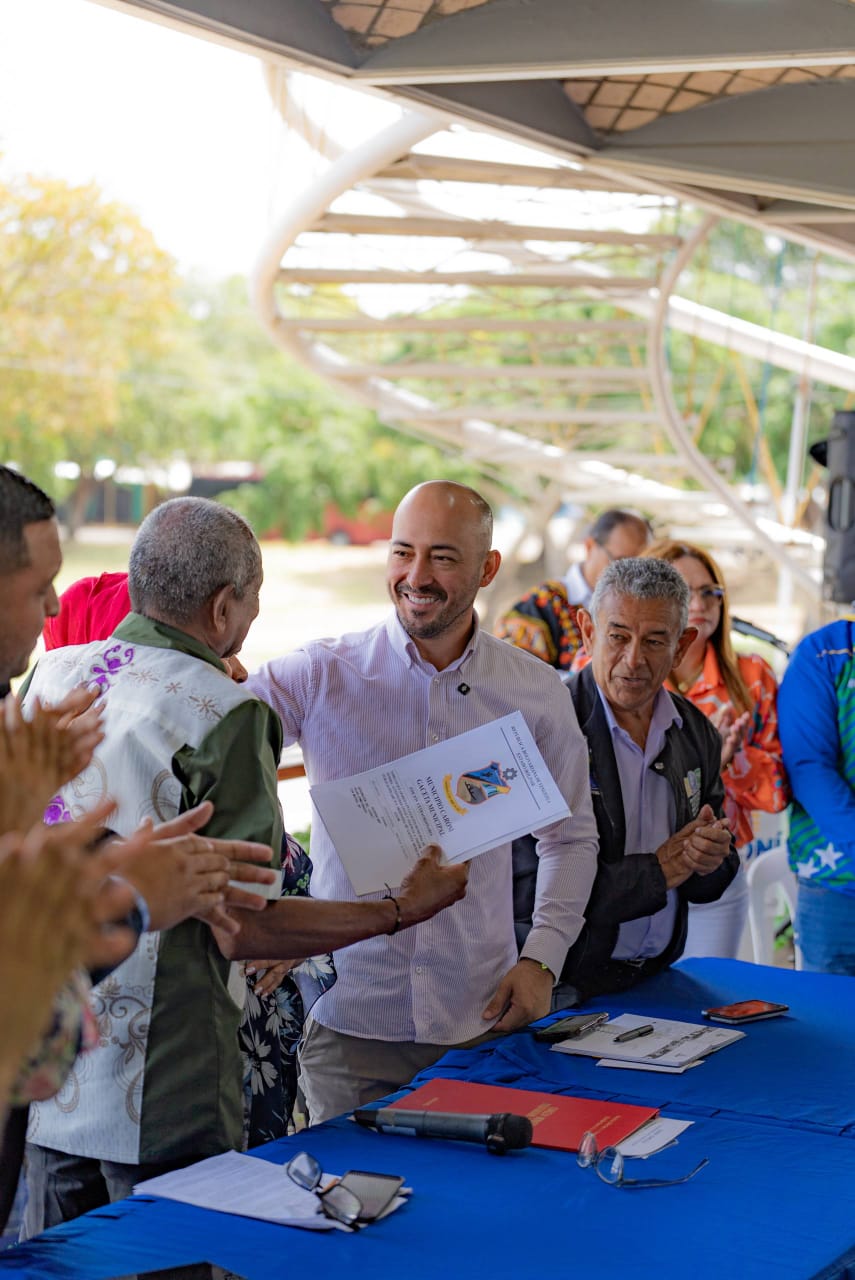 Yanny Alonzo entregó aportes a comparseros para Carnavales Turísticos por la Paz y la Alegría 2026